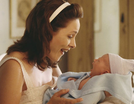 Для младенца взаимосвязь с матерью оказывается наиболее необходимой и важной в первые несколько минут, следующие прямо за рождением