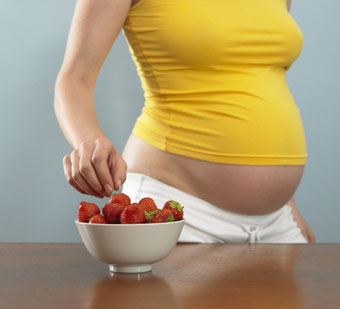 Беременным нужно есть фрукты и овощи