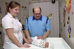 Аксенов и новорожденный ребенок